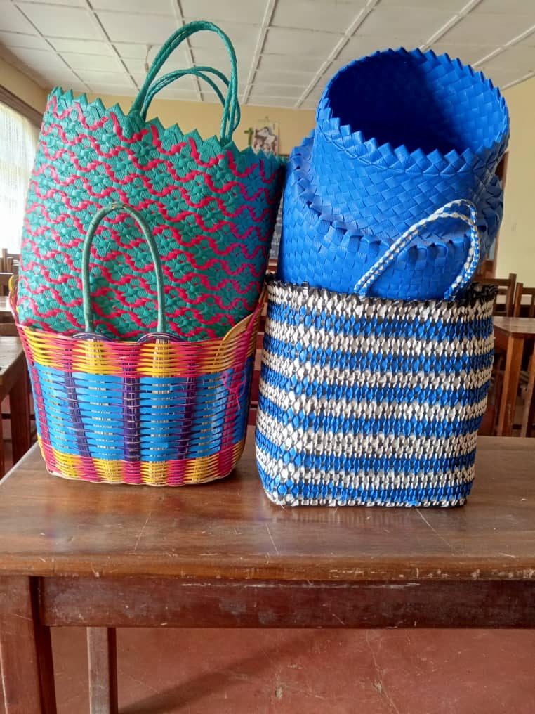 Paniers tressés colorés